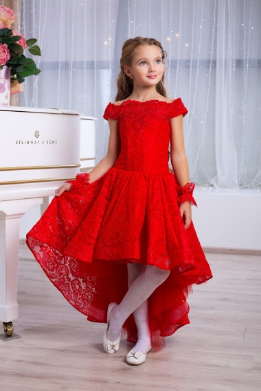 Красное платье на девочке